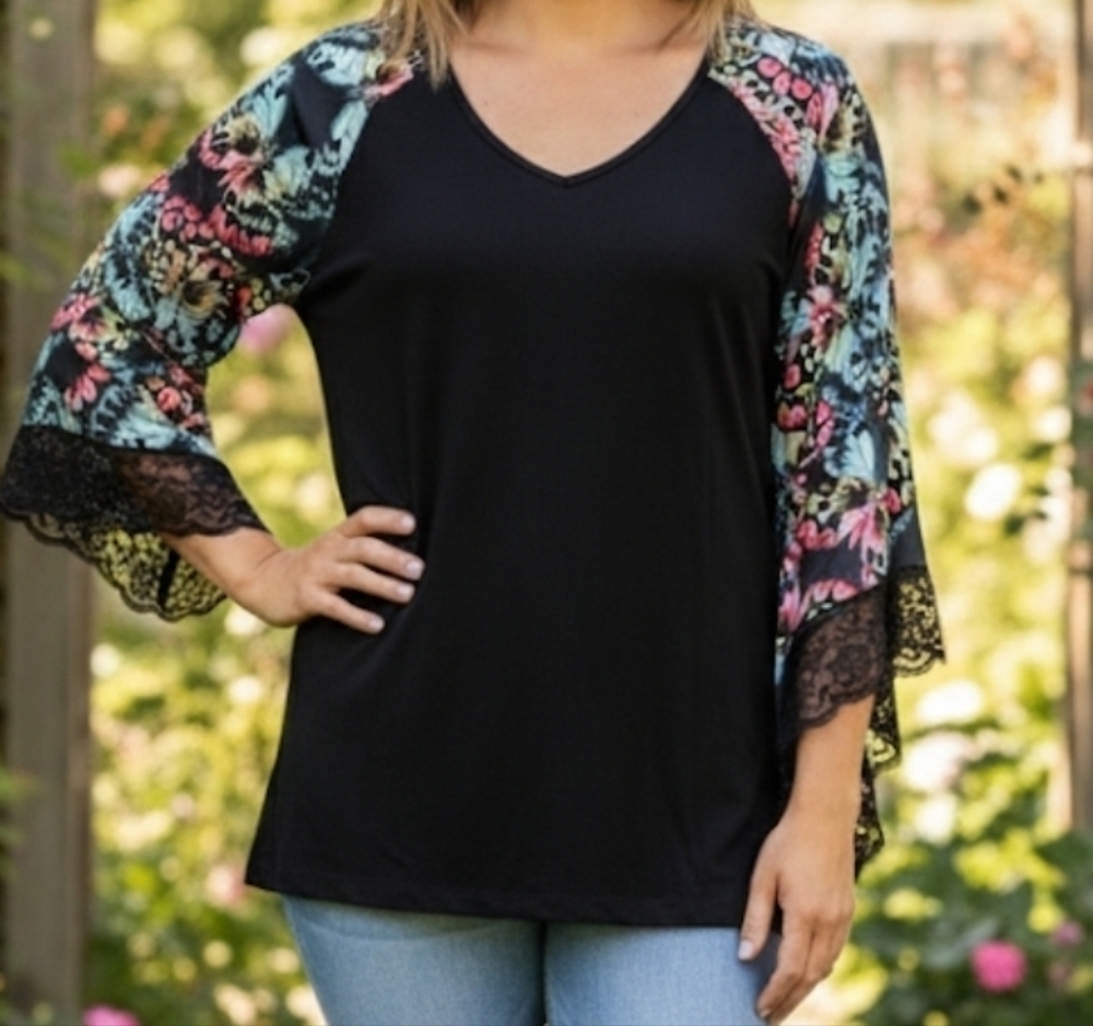 NWOT Milan Kiss Flowy Top with Butterfly Sleeves LARGE